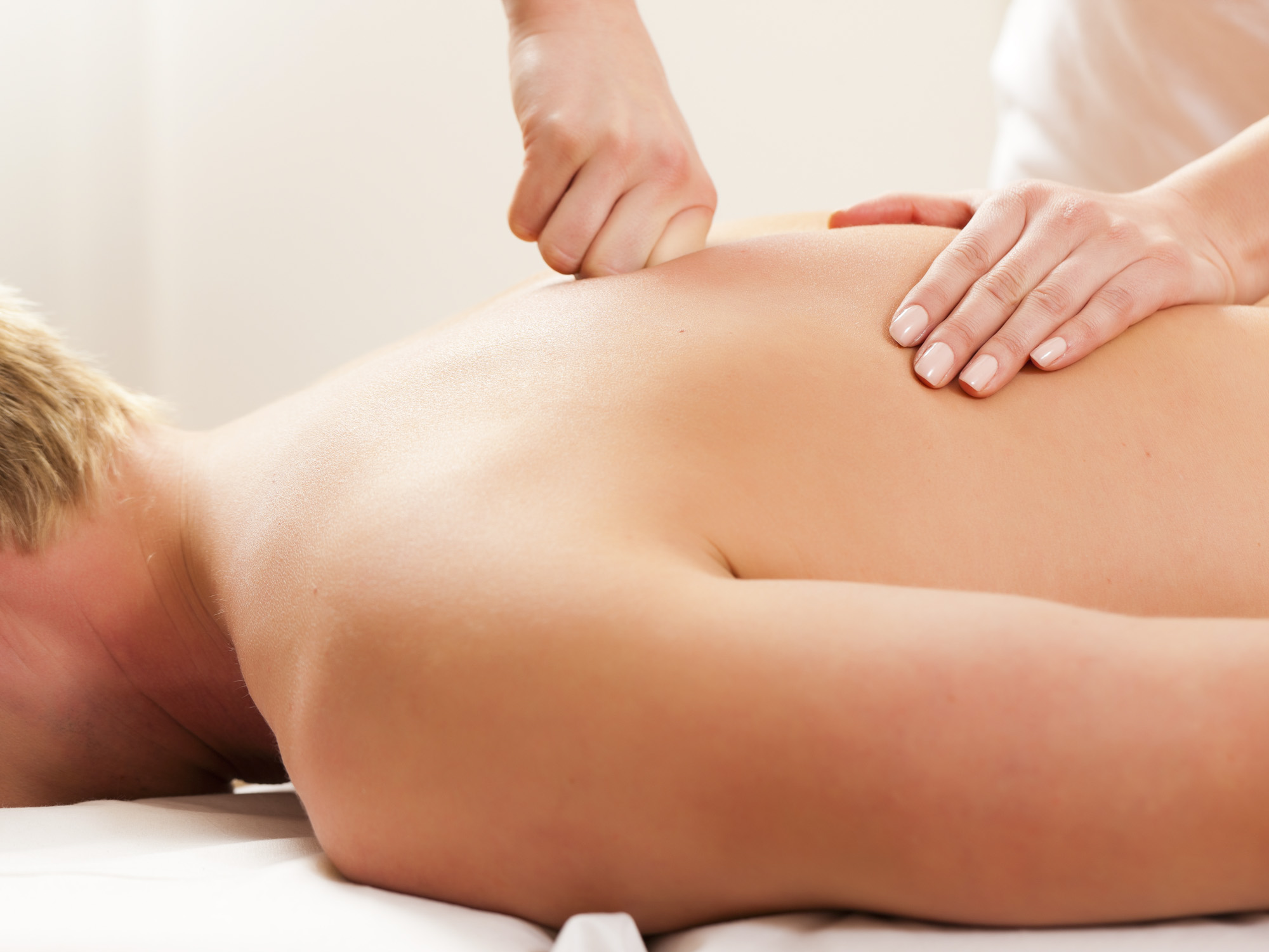 Patient bei der Physiotherapie - Massage